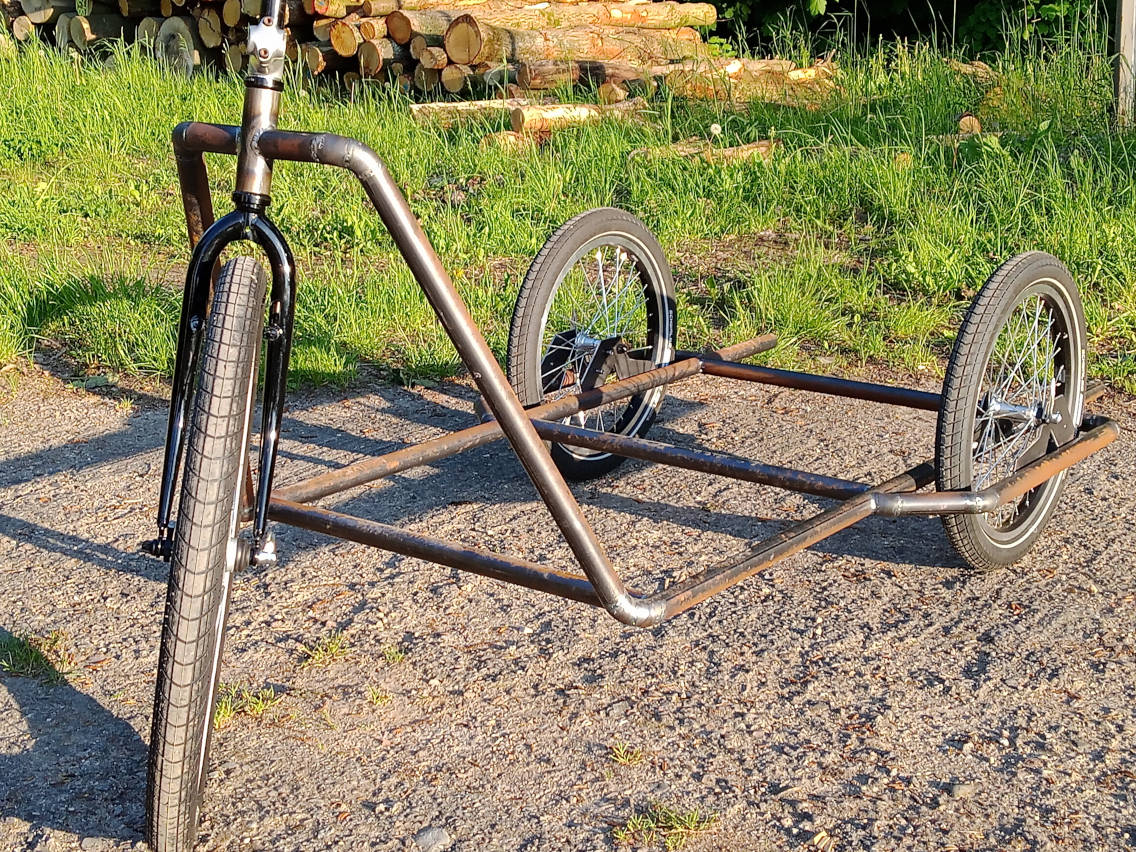 Rahmen mit Rädern die Dritte Image